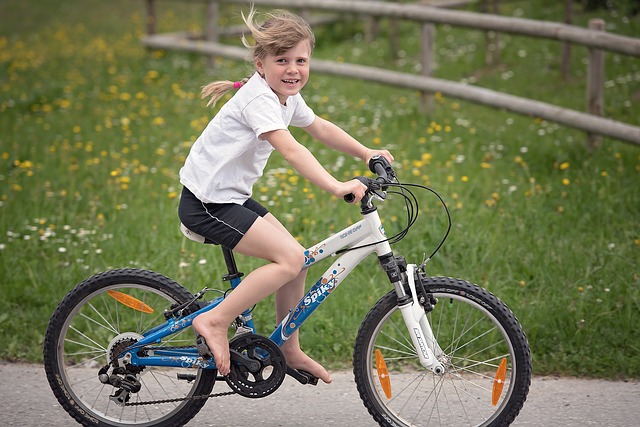 Ein kleines Mädchen hat Fahrradfahren gelernt.